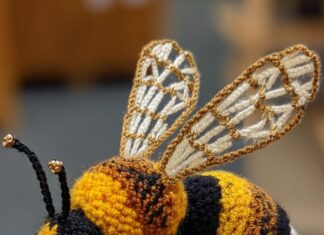 Realistic Mini Bee
